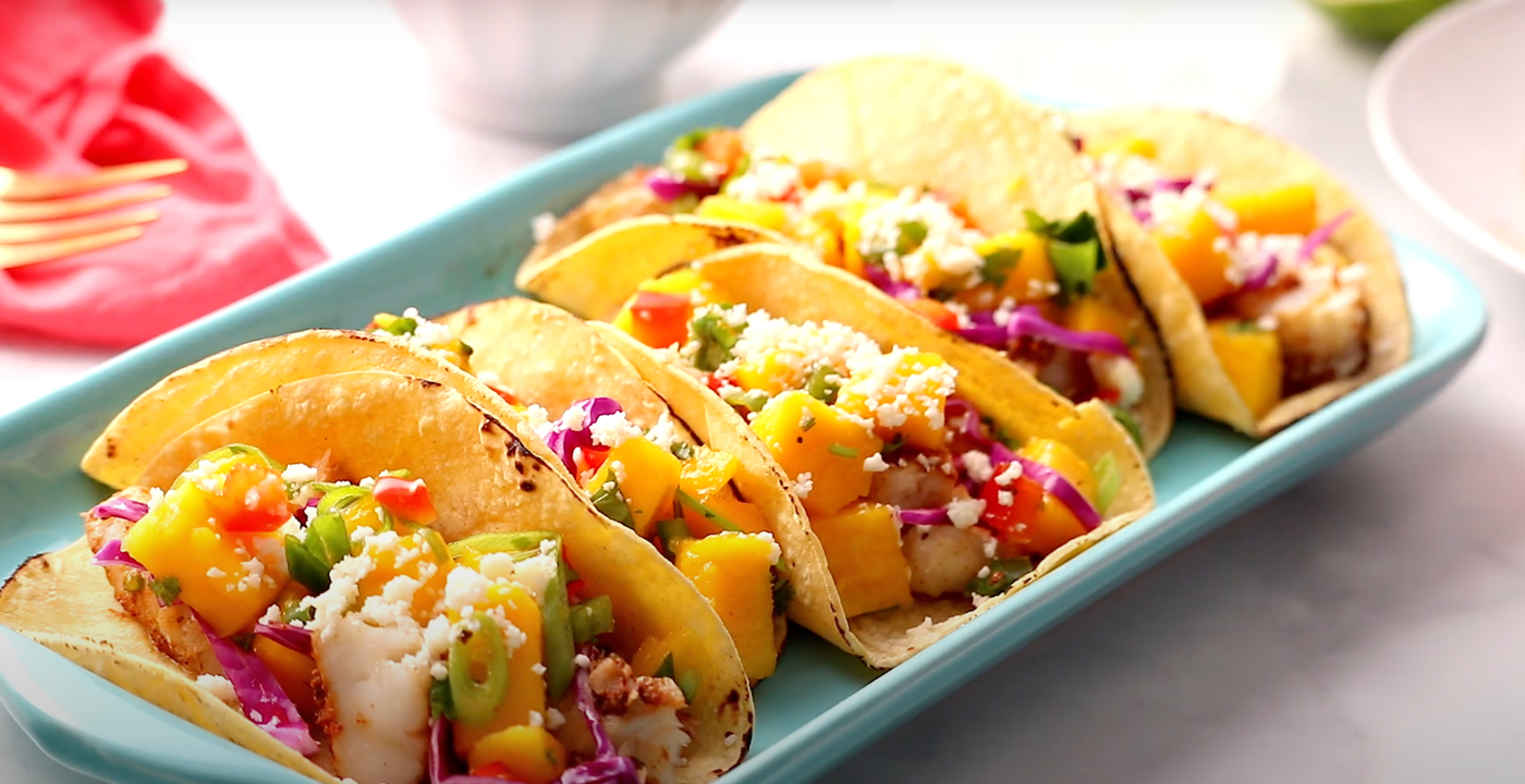 Tacos de pescado con salsa de mango