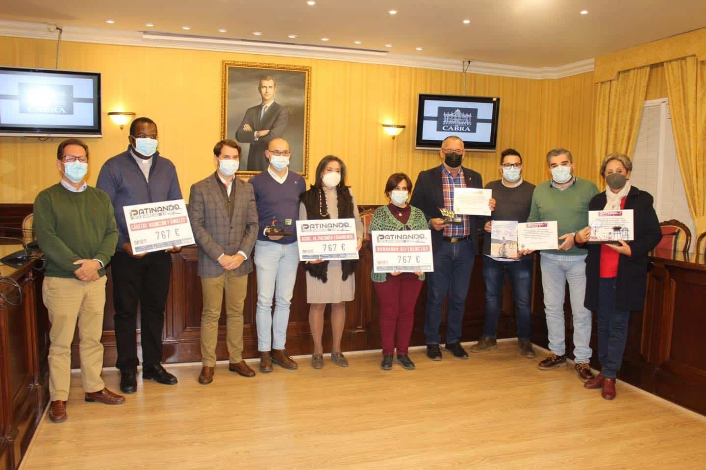 Entrega del dinero del Reto Patinando Solidaridad 3.0. Fotografía Hermandad Lavatorio de Cabra.