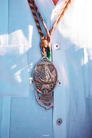 Antigua medalla de la Hermandad del Rocío de Cabra. Fotografía de Jesús Ruiz "Gitanito"