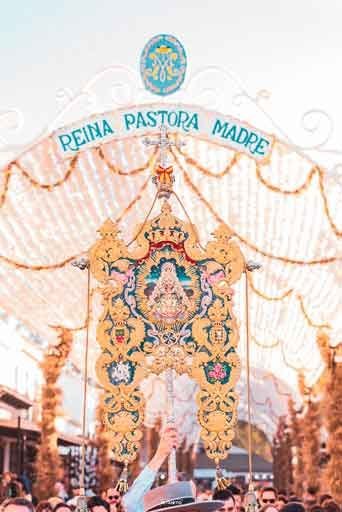 Actual simpecado de la Hermandad del Rocío de Cabra